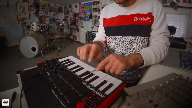 Live Looping with AKAI MPK Mini (Reggae loop) смотреть онлайн