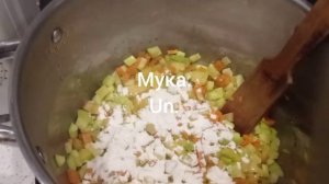 Südlü,tərəvəzli qış supu.                              Овощной суп с молоком.