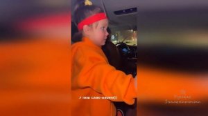 Дочка Ханны Адриана играет с папой в слова