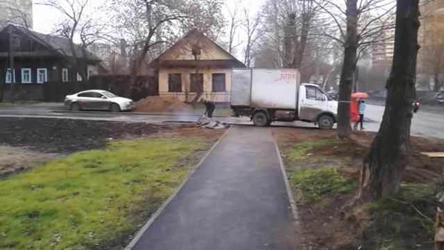 Чурки выгружают асфальт из цельнометаллического фургона а/м Газель смотреть онлайн