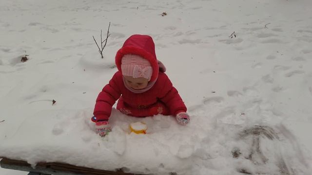 Делаем пасочки из снега. Большой снеговик. Видео для детей. смотреть онлайн