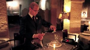 Декантирование вина неизвестным французским сомелье