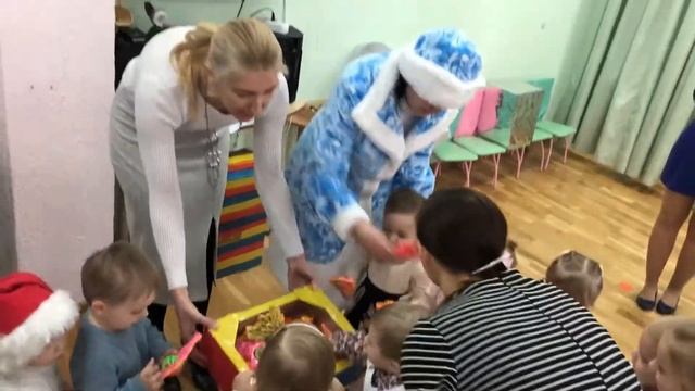 Утренник в детском садике. Первый утренник. Новый год. Подарки в детском садике смотреть онлайн