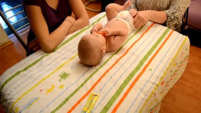 Профессиональный массаж и гимнастика грудничку. Прорабатываются точки. 5 месяцев