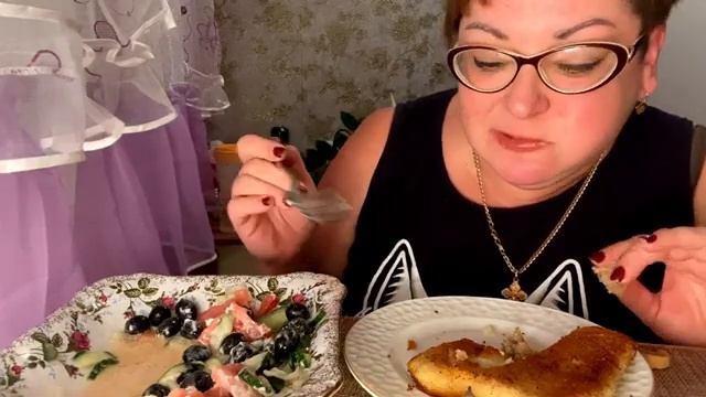 МУКБАНГДве котлеты и салатобжор и разговоры на камеру.mp4