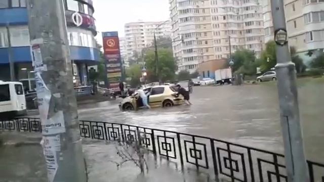Ливень в Москве 17.09.2020. Машины тонут и глохнут смотреть онлайн