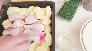 Как вкусно приготовить куриную голень с картошкой в духовке