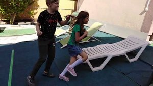 Дети преодолевают датчики движения.