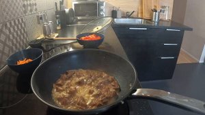 Макароны с мясом в томатном соусе, на сковороде