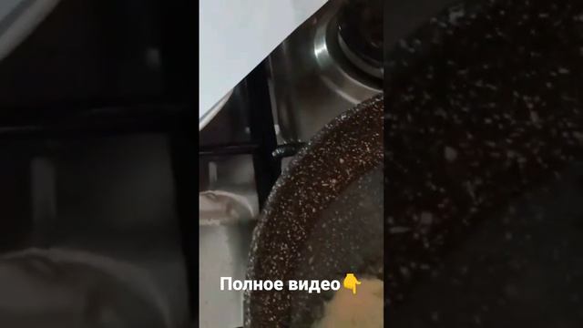 Дома есть КЕФИР, этого достаточно, вкусняшки на столе.