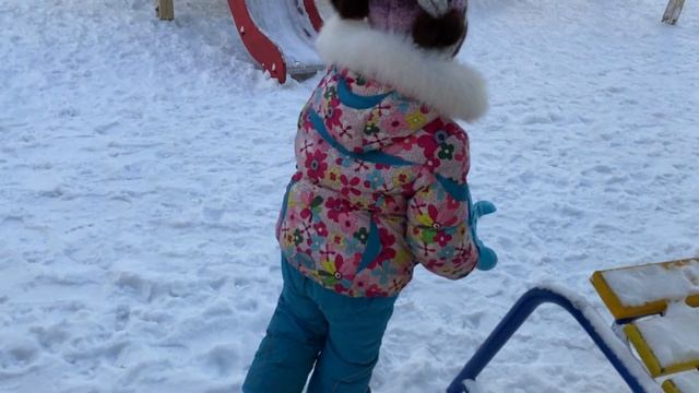 Алиса зайчик зимой?❄️ гуляем на площадке во дворе дома смотреть онлайн
