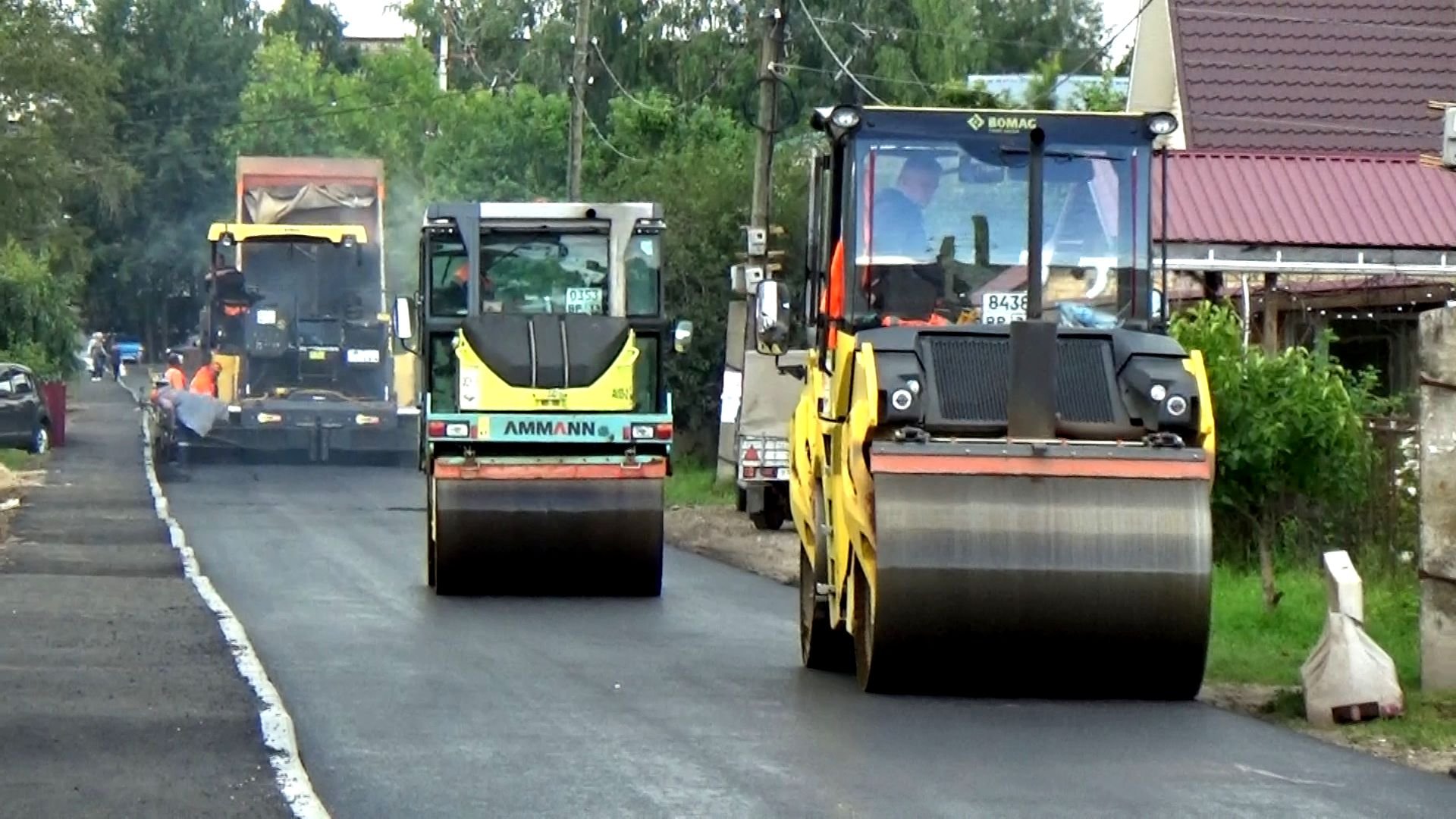 Укладка асфальта на Пригородной улице в городе Вязники. Съемка 20.07.2023