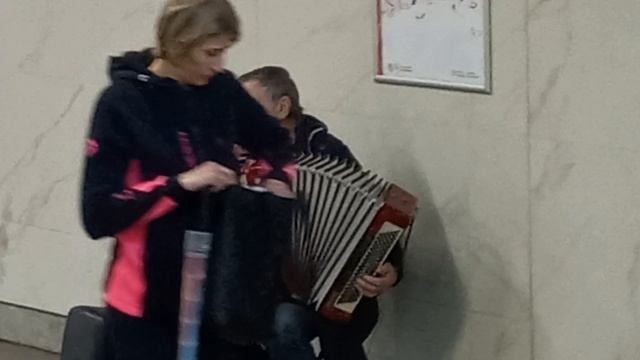 «Утомлённое солнце» в подземном переходе. Баянист Александр Леонтьев