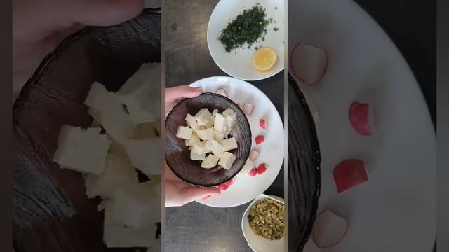 Диетический салат с фетой и редисом. Никаких лишних каллорий