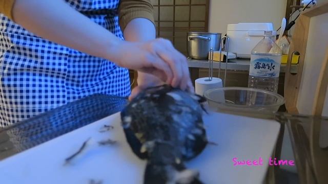 КАК БЫСТРО БЕЗ НОЖА ПОЧИСТИТЬ РЫБУ ОТ ЧЕШУИ!
