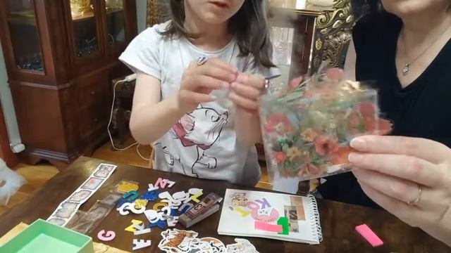 Скрапбукинг. А по-русски - просто альбом с наклейками. Маша и бабушка готовят сюрприз маме смотреть онлайн