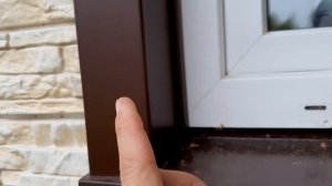 Как закрепить пластиковую околооконную планку, чтобы она не выходила из финишного профиля.
