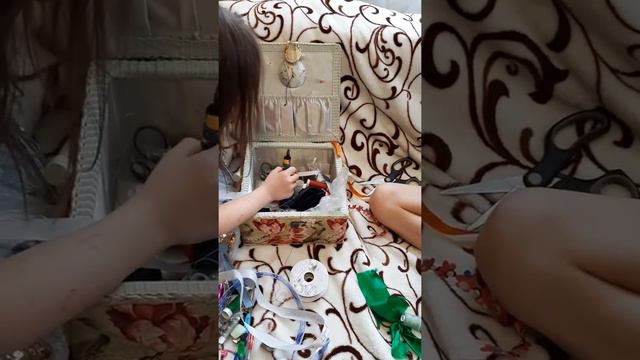 ДЕТИ ЗАНИМАЮТСЯ ТВОРЧЕСТВОМ. ВЫШИВАЕМ. ШЬЁМ. РИСУЕМ. ВЫРЕЗАЕМ НОЖНИЦАМИ.
