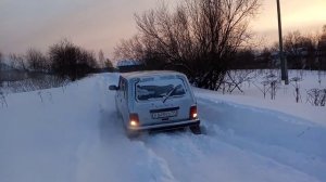 Пятидверная Нива в снежной колее