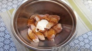 Куриные крылышки с рисом в духовке