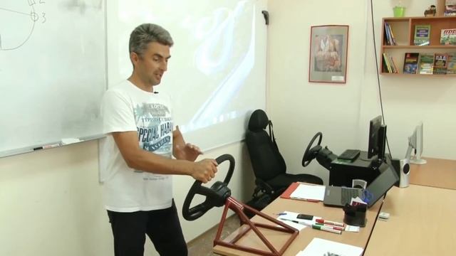 Ребенок учится водить машину. Детская автошкола БЦВВМ на ТВ Барнаул смотреть онлайн