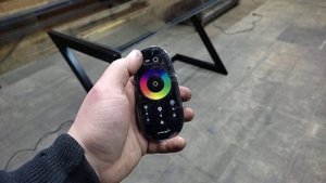 Компьютерный стол ЛОФТ с подсветкой и стеклянной столешницей.