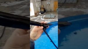 Как быстро и просто поменять щётки дворника на авто.
