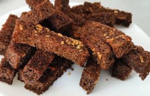 ЧЕСНОЧНЫЕ ГРЕНКИ К ПЕННОМУ! Сухарики из бородинского хлеба. Как приготовить гренки дома.