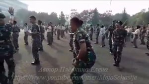 Танцует военнослужащий Khalwa Alya Nairi. Фото его семьи с двумя детьми. Песня "Однолюб"