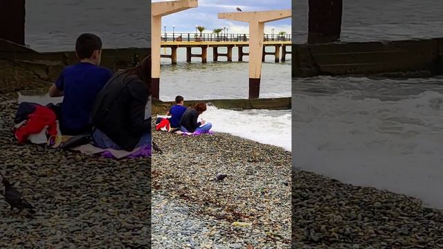 Когда прилетели в Сочи и кто-то купается, а ты ещё в куртке и сапогах, которые предстоит снять ☀??? смотреть онлайн