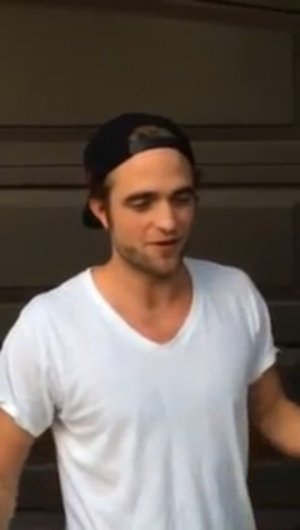 Rob Pattinson Takes on ALS's Ice Bucket Challenge 20 08 2014