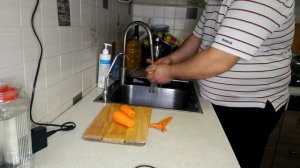 Витаминная бомба - салат из черной редьки и моркови на скорую руку.