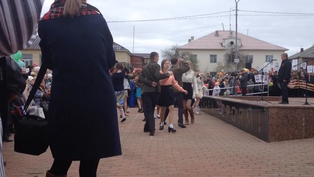 Карпинские школьники танцуют вальс/ www.vkarpinsk.info смотреть онлайн