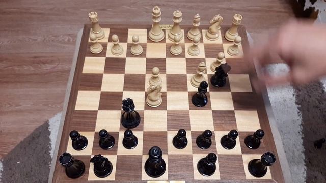 Шахматы. Ферзь за один ход выигрывает Коня, Ладью и ставит Мат. Дебютная ловушка.