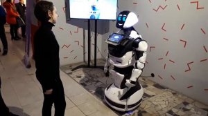 Юля Фнафер и робот Promobot V.4 танцуют