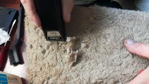 Проверка качества заточки машинки для стрижки волос.