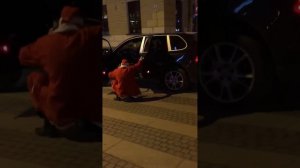 Пьяный Дед Мороз и Porsche Cayenne