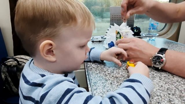 Приключения и сюрпризы в двухэтажном поезде на Москву / Поезда и машинки
