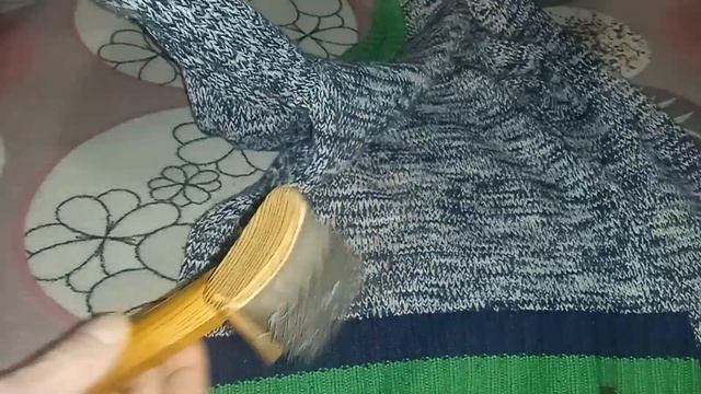 Как убрать катышки на одежде и в свитере в домашних условиях смотреть онлайн