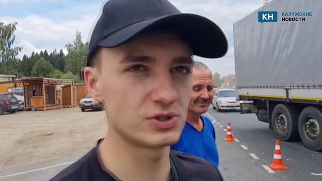 На калужской трассе грузовик швырнул легковушку навстречу другому грузовику