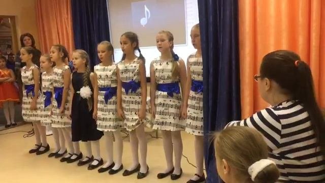 «Небо» А. Петряшева, исполняет ансамбль «Кареглазки»