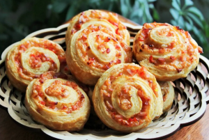 РУЛЕТИКИ С ВЕТЧИНОЙ И СЫРОМ. Простой и вкусный рецепт булочек.