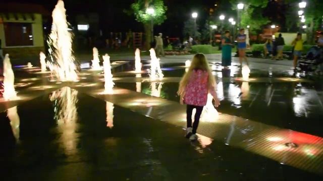 Фонтаны в парке со слоном, Краснодар. смотреть онлайн