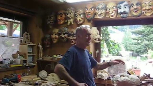 In de werkplaats van houtsnijder Eble in Lindag een klein plaatsje bij Oberharmersbach смотреть онлайн