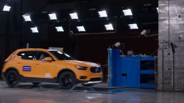 216670 New Volvo XC40 Small overlap crash test смотреть онлайн