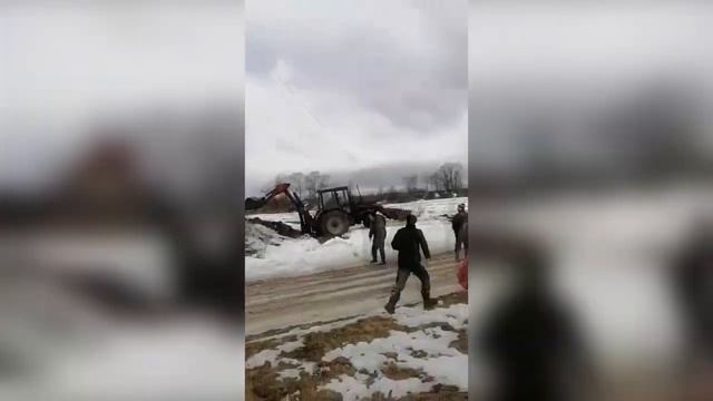 Жесть !!! Водонапорная башня упала на автомобиль УАЗ комунальщиков в Тверской области