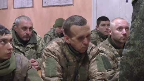 Кадры добровольной сдачи оружия украинскими военнослужащими