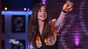 Anne Hathaway beats Kelly Clarkson to thr buzzer in "Since you been gone" in Kelly Clarkson show