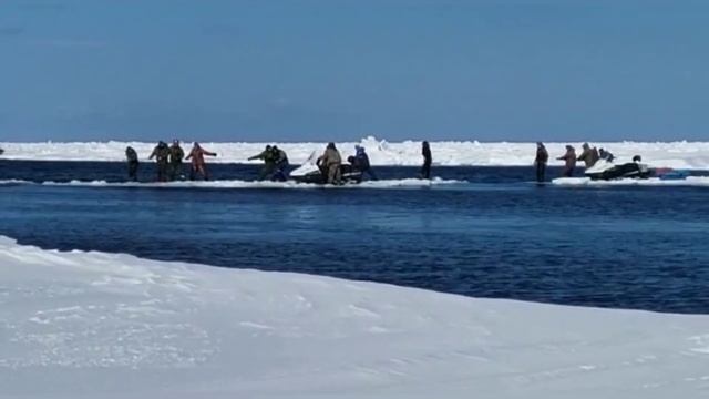 Рвануло лед в Стародубске. Сахалин. 25.02.22. Рыбаки на льдине.