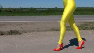 АНЯ гуляет в желтом комбезе из спандекса / ANNA walks in yellow spandex catsuit outdoors